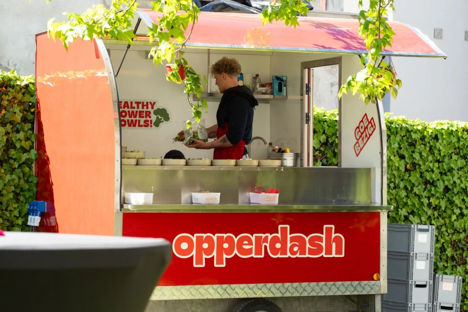 Elias Nys cooking in the Opperdash food truck