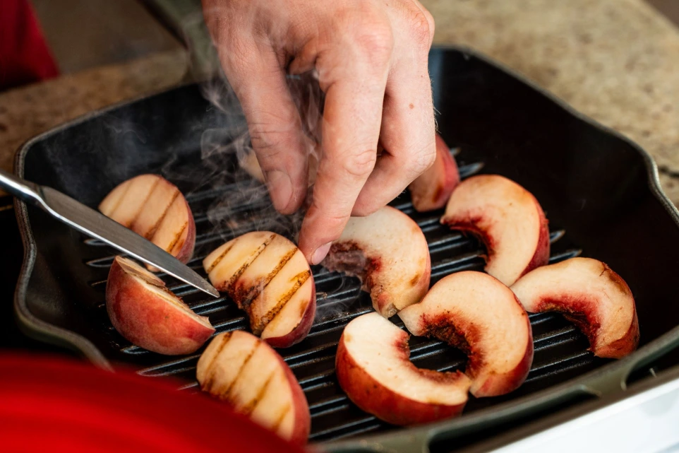 Des pêches grillées sur une poêle-gril pour le traiteur Opperdash