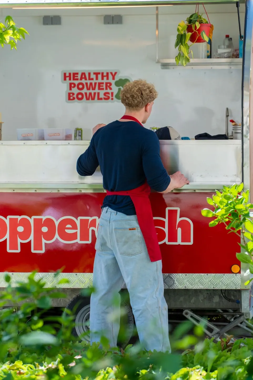 Elias Nys au travail dans le food truck Opperdash