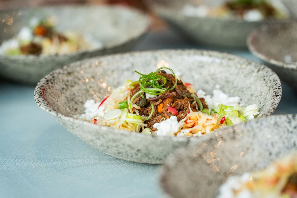 Plat de chef aux influences méditerranéennes sur une assiette en céramique
