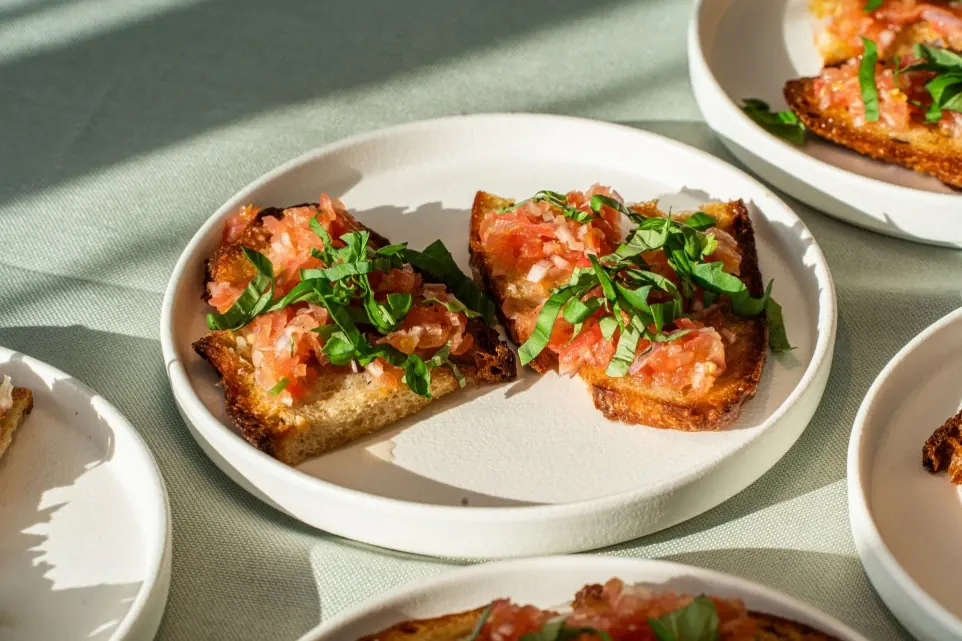 Bruschetta à la tomate et au basilic, un plat méditerranéen d’Opperdash